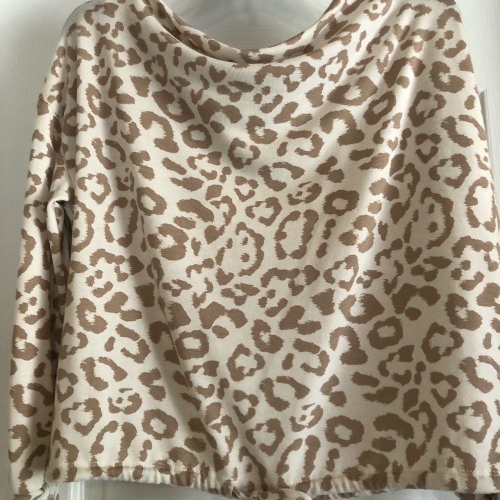 Leopard top with adjustable tie at the bottom. Brand new. Shows little shoulder